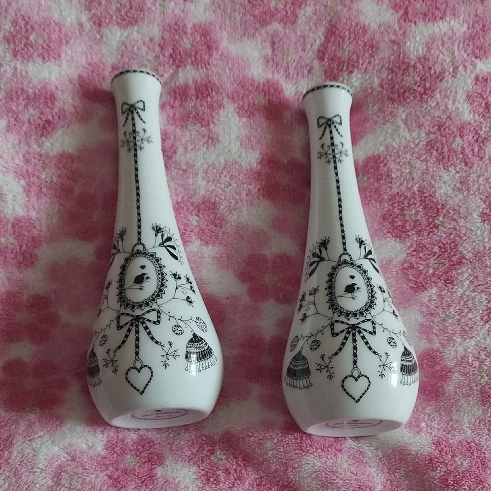 Set of two Miss Blackbirdy vases